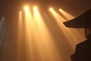 琉璃巷口番剧封面，窄巷里的琉璃灯笼
